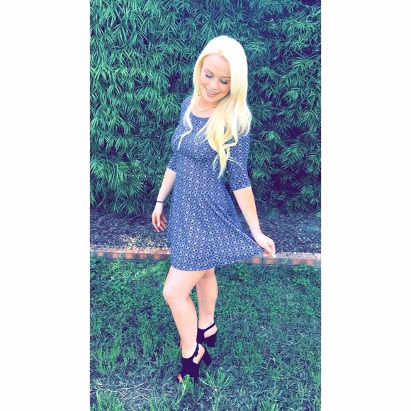 Selling size XS long sleeve dress. Worn one time. - Picture 1 of 3